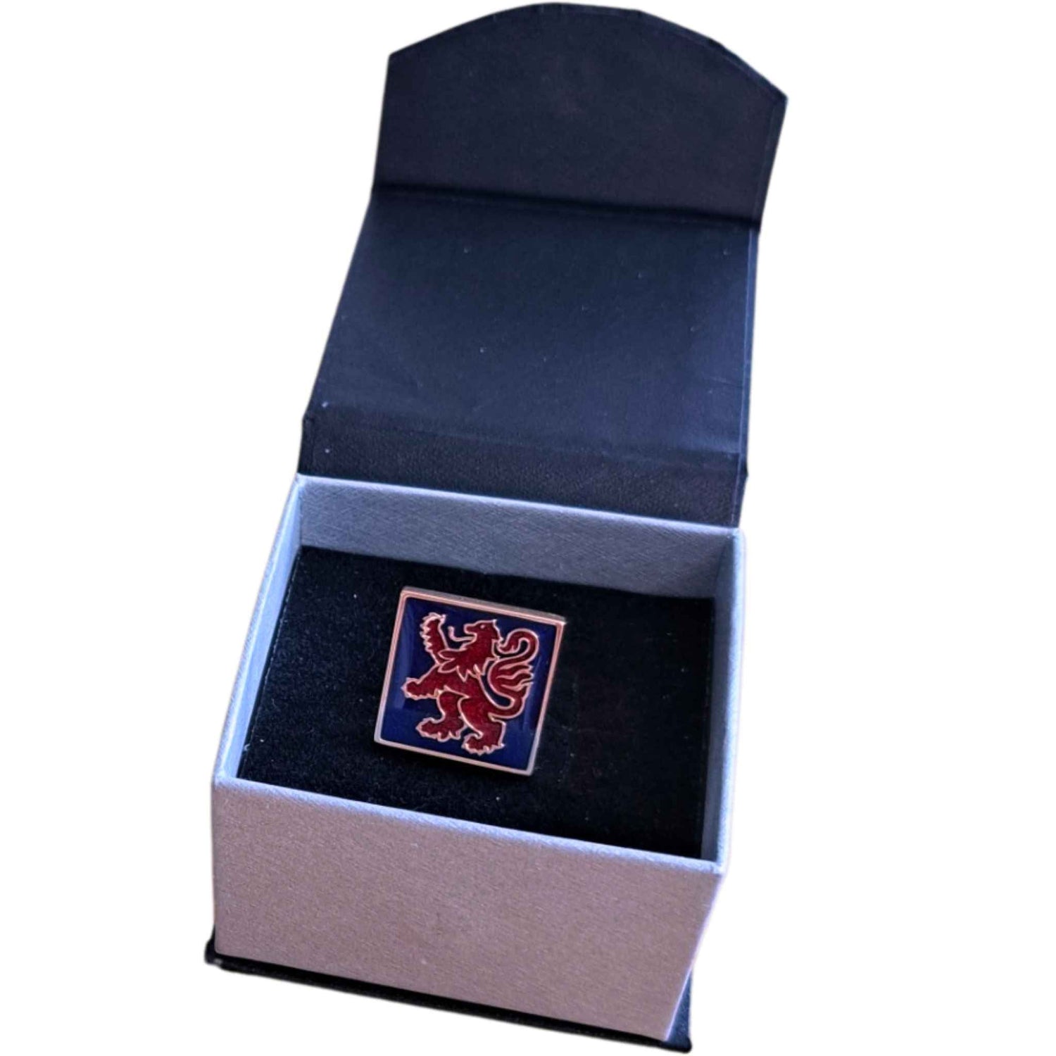 Lion Rampant Red and Blue - Badge Pin on a white background (photo 5)