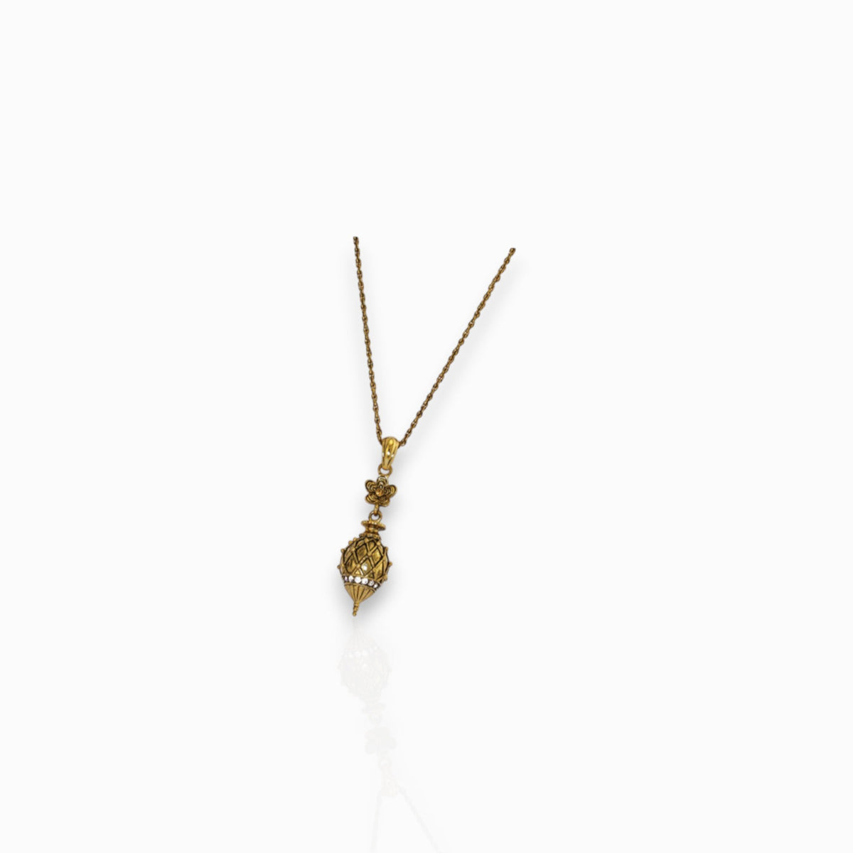 Castellani - Pendant on a white background.
